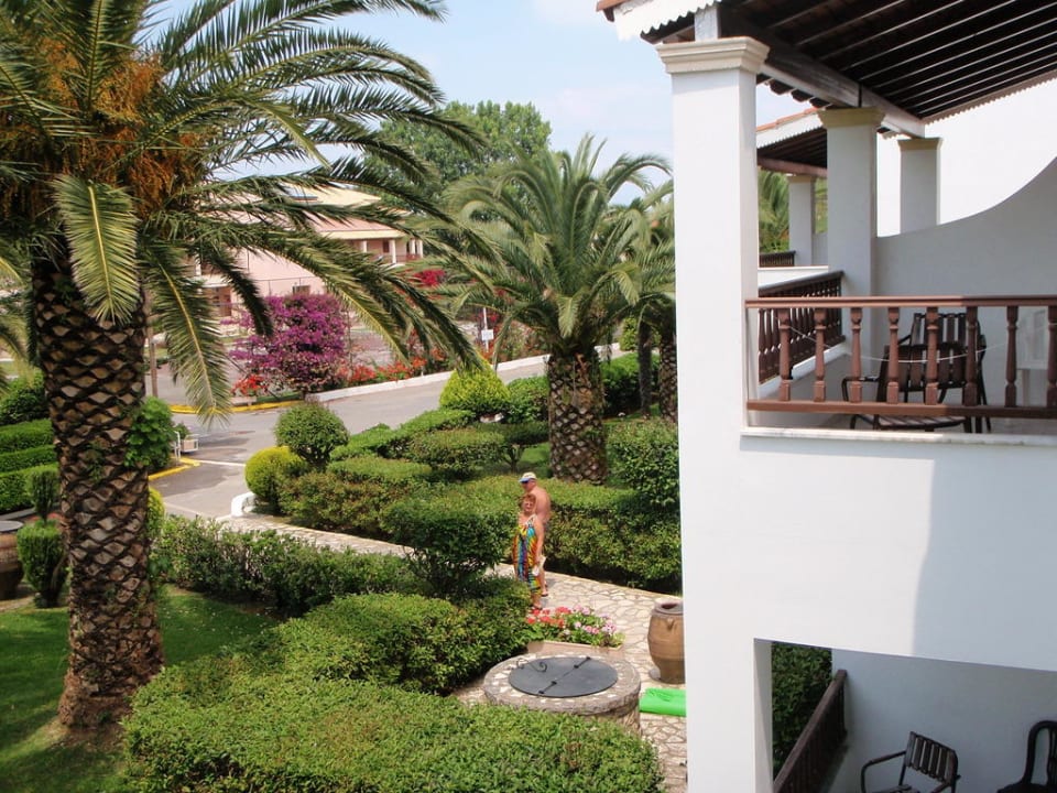 Schöne gepflegte Gartenanlage Acharavi Beach Hotel