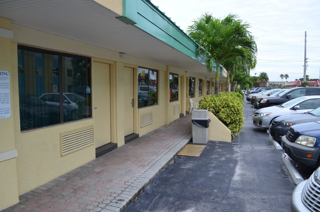 Ansicht der Zimmer vom Parkplatz (ausßen) Beachside Hotel and Suites