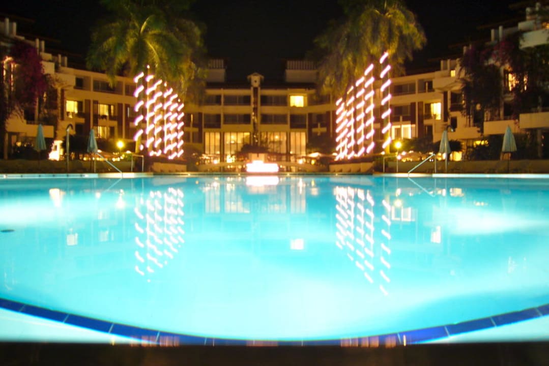 Pool bei Nacht Hotel Lanka Princess Ayurveda
