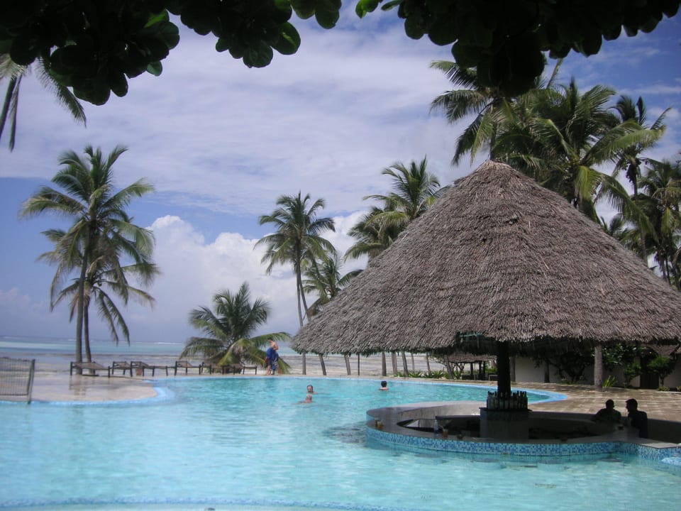 Pool am Strand Karafuu Beach Resort & Spa