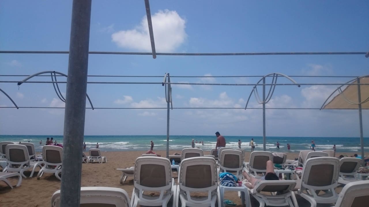 Strand mit neuen Liegen Castival Hotel