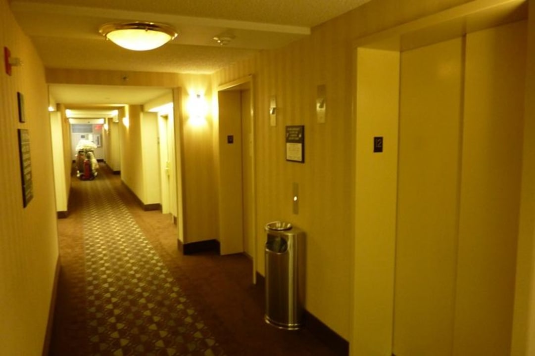 Flur im 8. Stock  Hotel Hampton Inn JFK Airport