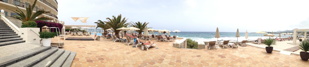 Poolbar und Liegen Bereich Grupotel Aguait Resort & Spa - Adults only