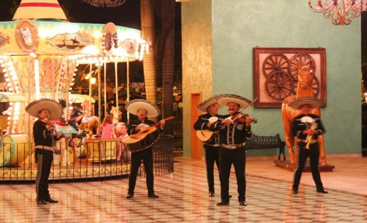 Musiker im Shoppingcenter Iberostar Selection Paraiso Maya Suites