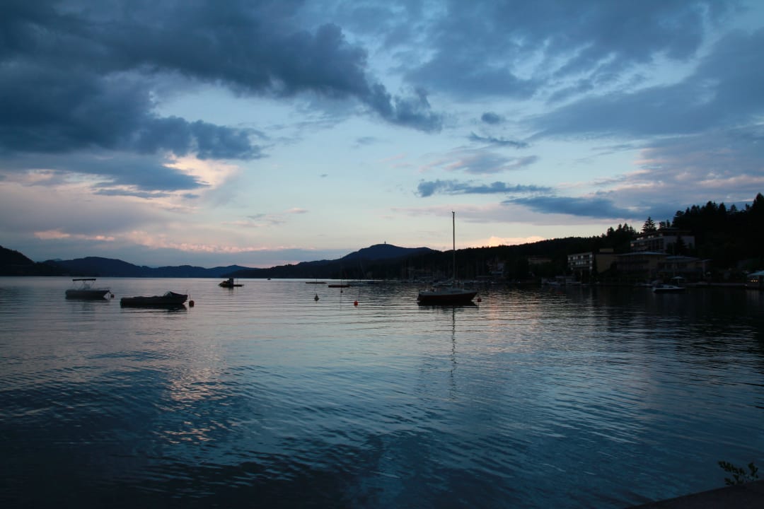 Abendblick von der Promenade in Velden auf den See Barry-Memle