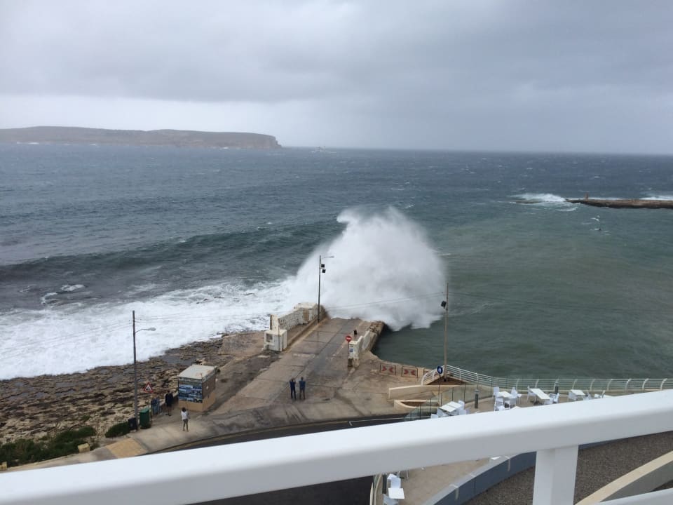 Bei stürmischem Wetter schlagen die Wellen über den Anleger  Riviera Spa Resort - Adults Only
