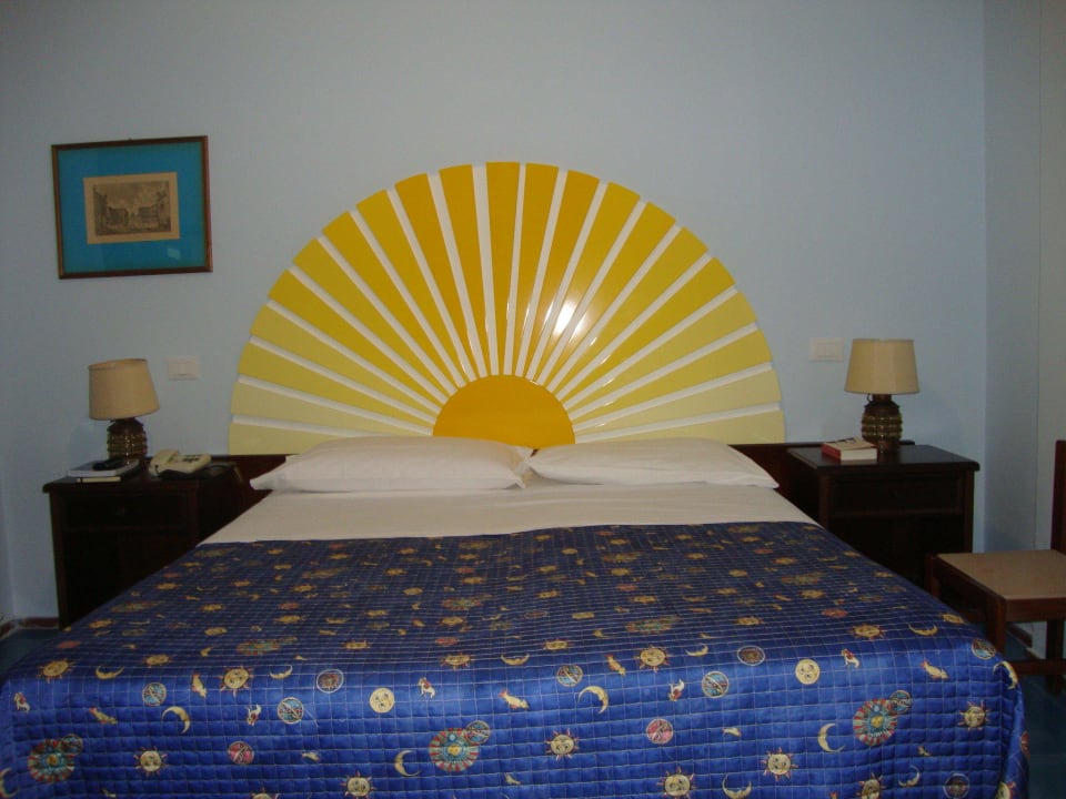 Unser Zimmer/Das geräumige Bett Hotel Arathena Rocks