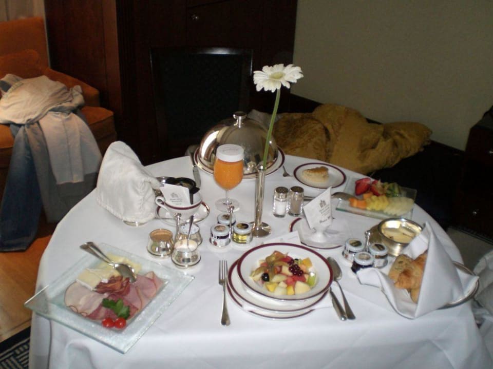 Frühstück im Zimmer  Hotel Adlon Kempinski Berlin