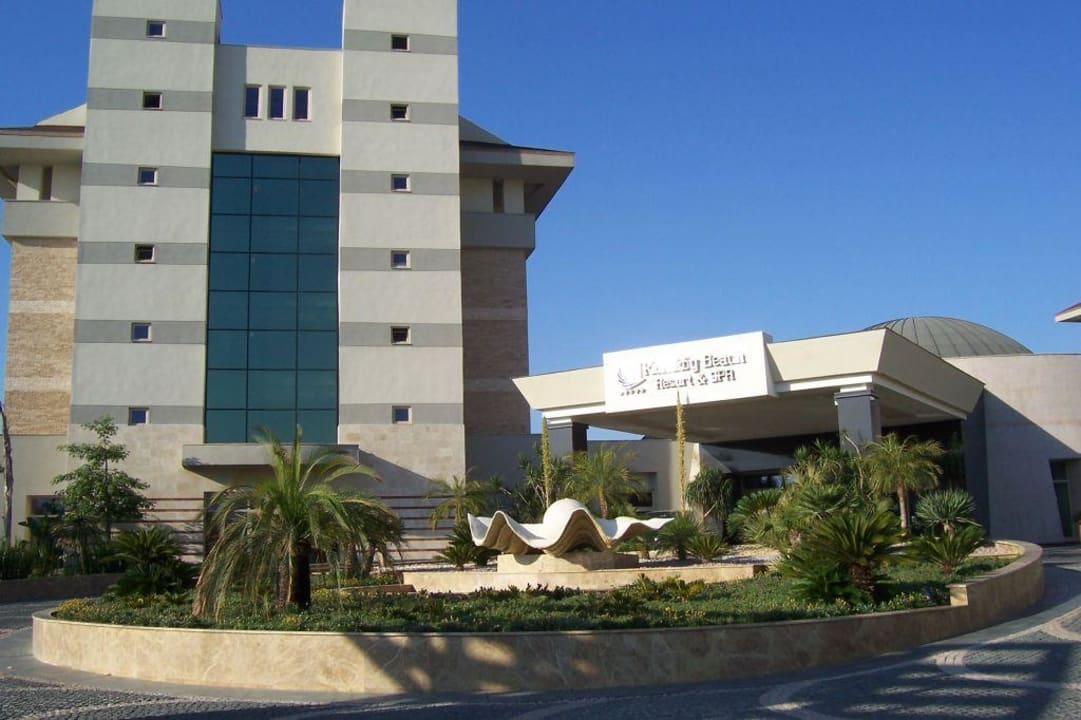 Der Hoteleingang Sunis Kumköy Beach Resort Hotel & Spa