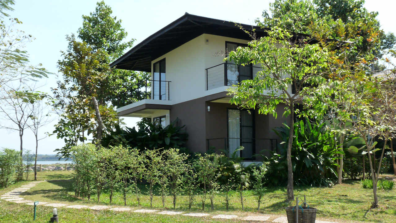 Blick von hinten auf die Riverfront-Häuser The River Resort Champasak