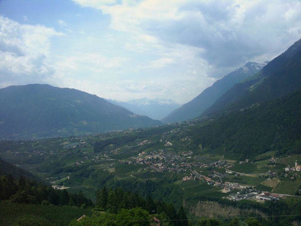 Ausblick von Liegewiese auf Riffian und Dorf Tirol Hotel Panorama
