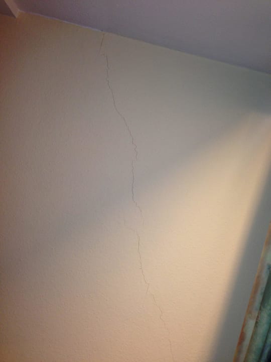 Risse in der Wand  Hotel Simonshof
