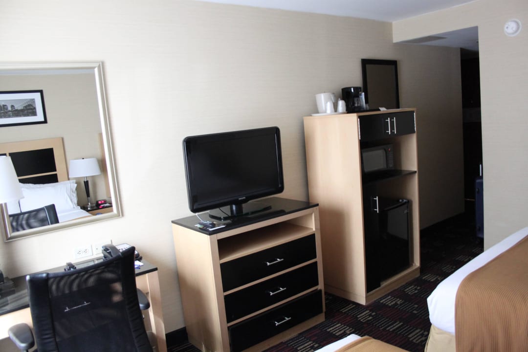 Blick Richtung Zimmereingang mit Flatscreen Hotel Holiday Inn Express New York City Wall Street