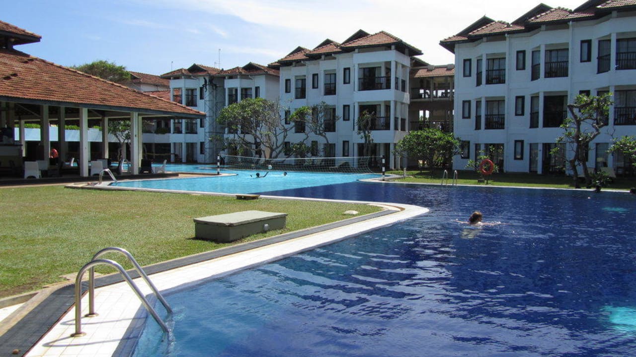 Der schönste und größte Pool von Sri Lanka Club Hotel Dolphin