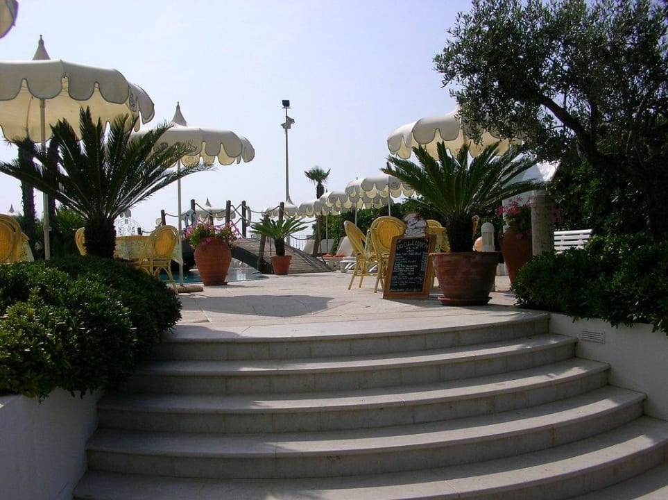 Zugang zum Poolbereich Hotel Punta dell'Est