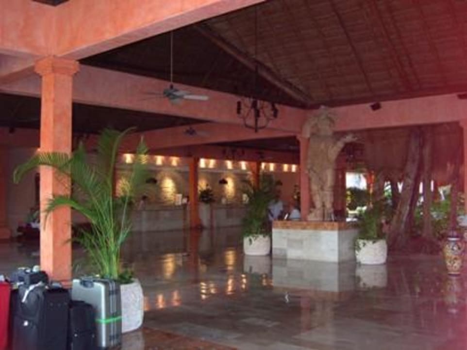 An der Rezeption Iberostar Waves Tucan