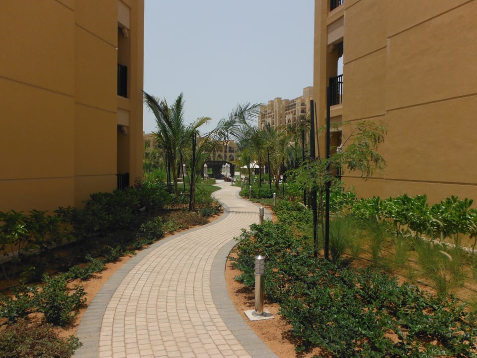 Weg zum Pool DoubleTree by Hilton Resort & Spa Marjan Island