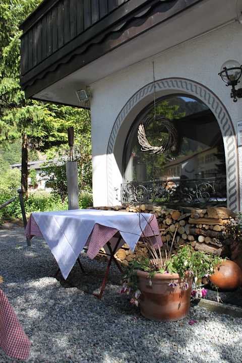 Gartensitzplatz/Eingang Hotel Saladina