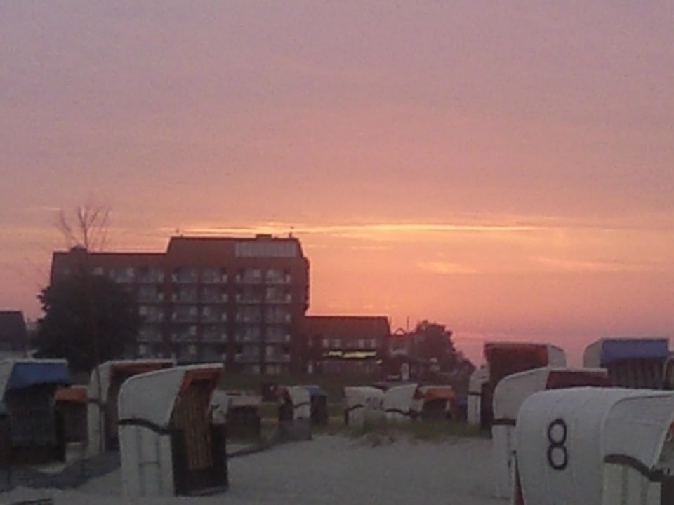 Sonnenuntergang Upstalsboom Hotel am Strand
