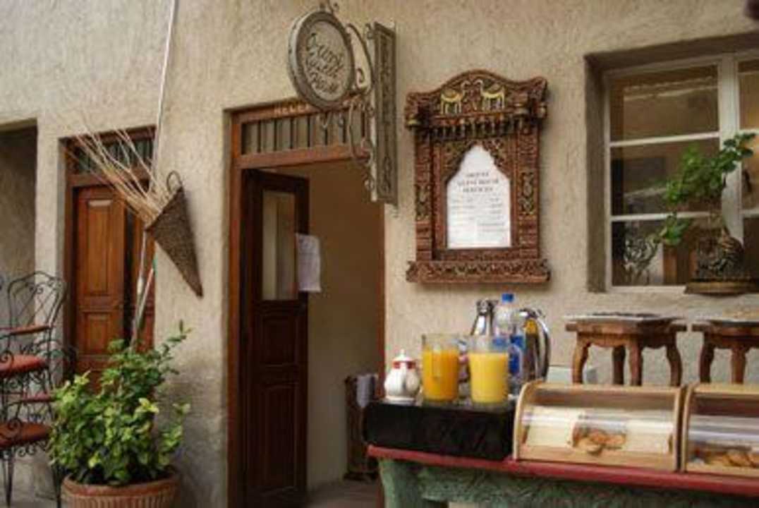 Innenhof und Frühstücksbuffet Hotel Orient Guest House