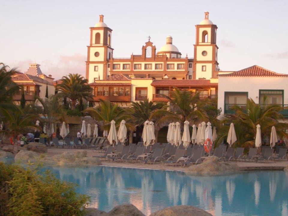 Pool und mit Sand aufgeschütteter Liegebereich Lopesan Villa del Conde Resort & Thalasso