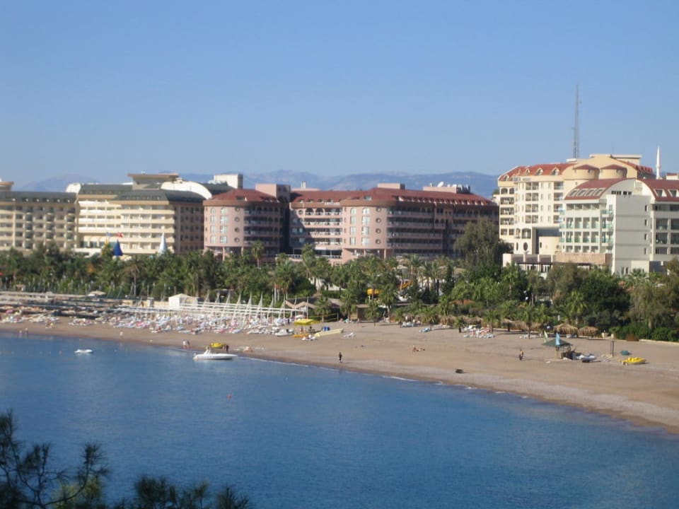 Blick von den Klippen zum Hotel und Strand Arycanda Kirman Premium