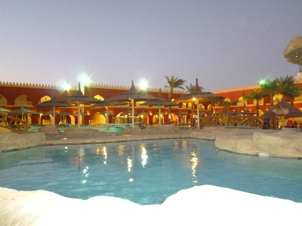 Pool am Abend Pickalbatros Alf Leila Wa Leila Resort - Neverland Hurghada