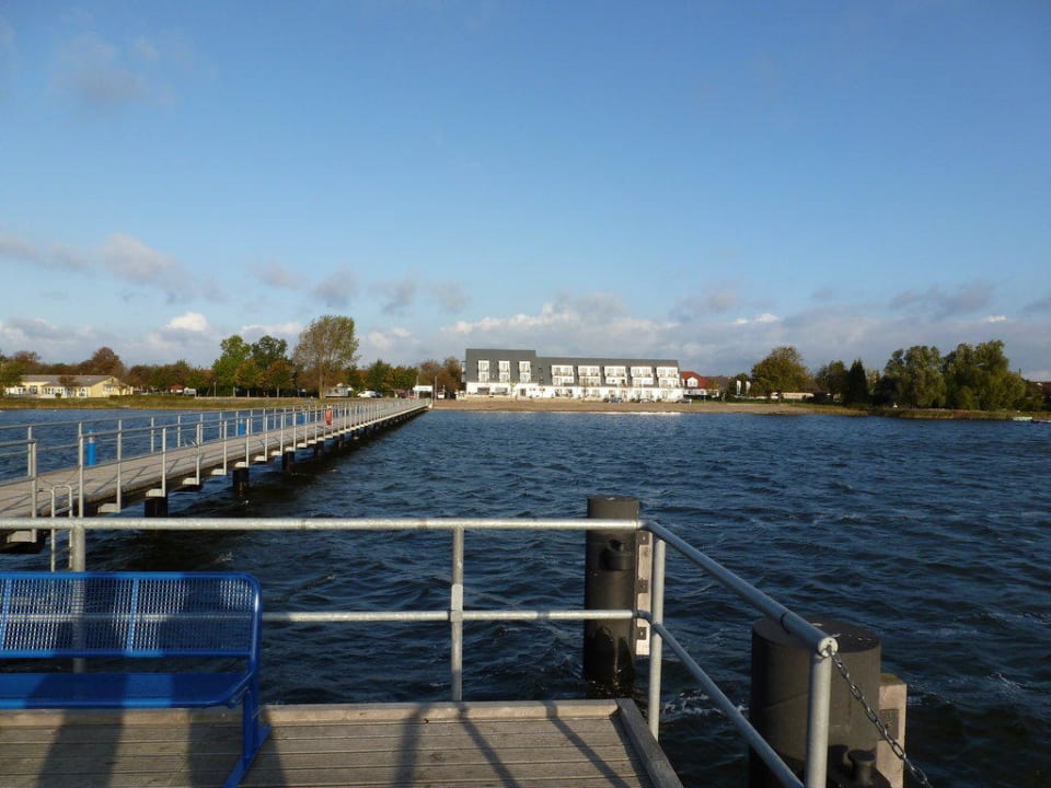 Blick vom Anleger aufs Hotel Strandhotel Dranske