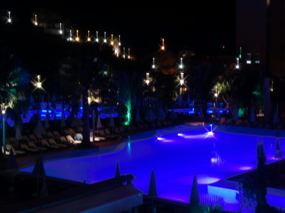 Nochmal der Pool bei Nacht, er wechselt die Farbe.. My Home Resort