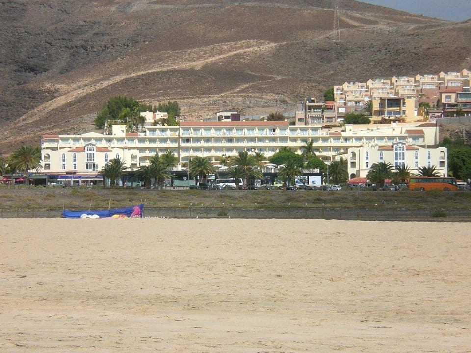Das Hotel vom Strand aus fotografiert R2 BUGANVILLA Hotel & Spa