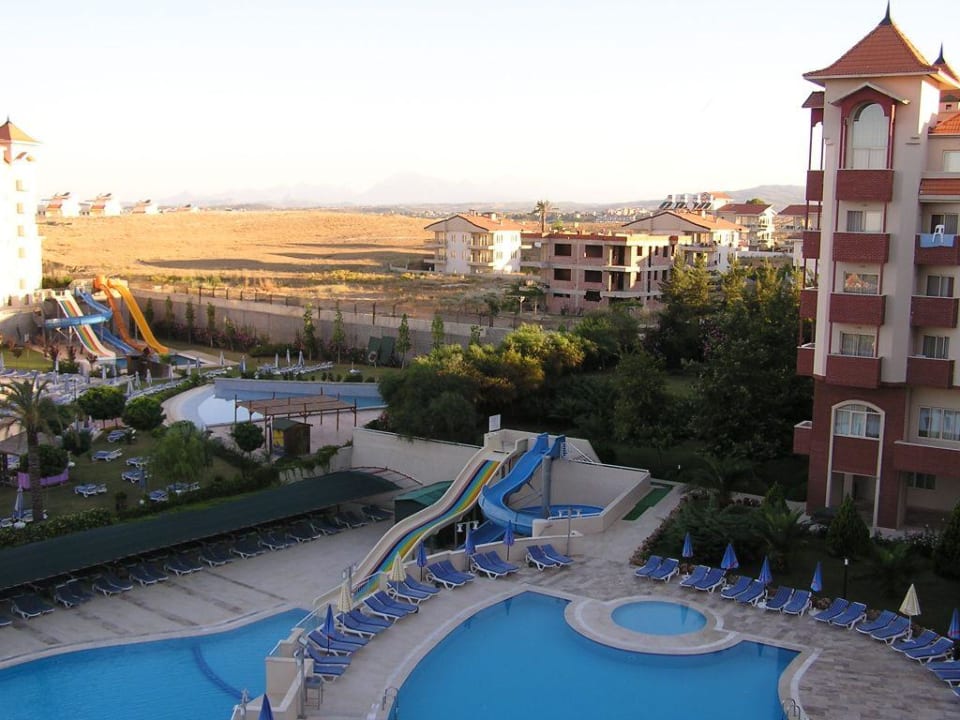 Poollandschaft - Blick aus 411 Serenis Hotel
