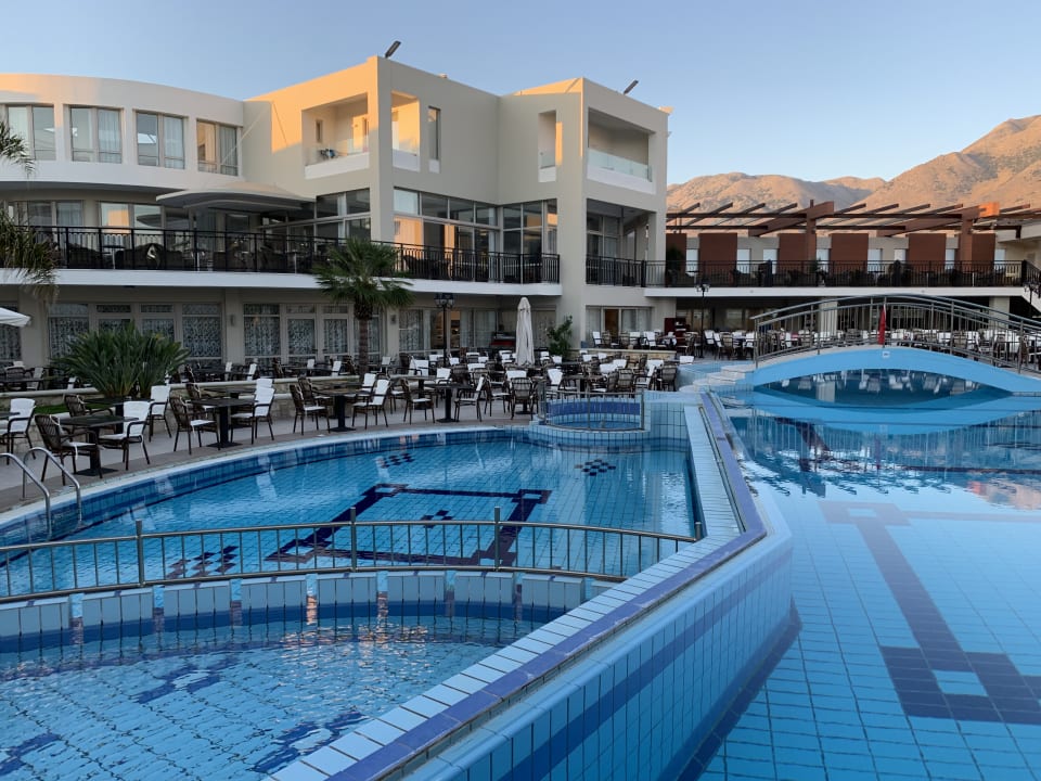 Pool Vantaris Palace