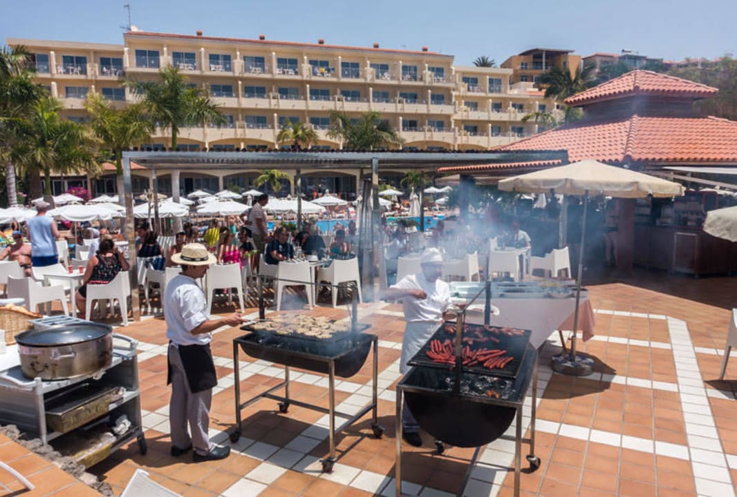 Grillnen an der Poolbar R2 BUGANVILLA Hotel & Spa