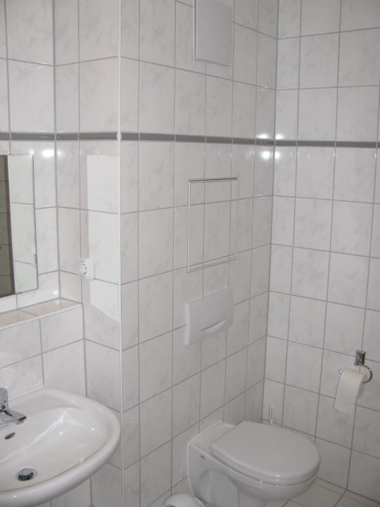 Bad - Waschbecken und Toilette Fewo 2.5 Haus Arkonablick