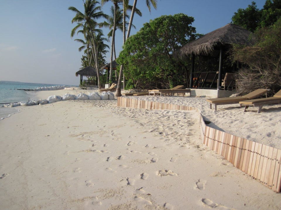 Sandbags, again Sun Siyam Iru Fushi