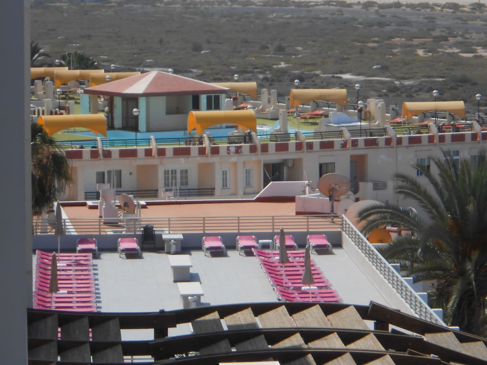 Sonnenterrasse mit neuen Liegen Servatur Alameda de Jandía