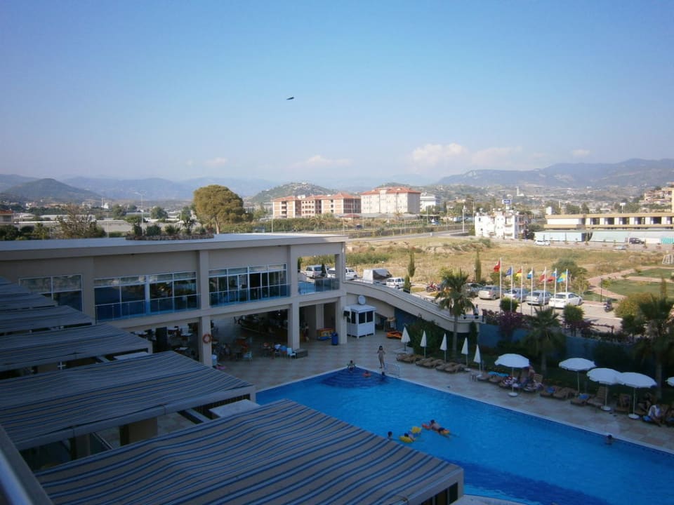Ausblick aus dem Zimmer zur Poolseite Solivia Hotel