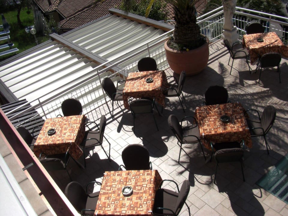 Terrasse mit Blick auf bewegliches Dach vom Pool Hotel Eden