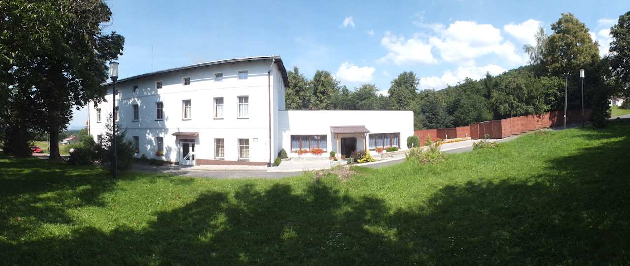 Budynek główny z zewnątrz Ośrodek Wczasowy Sorrento