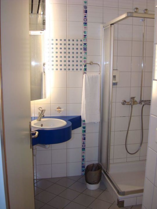 Das Bad im Ibis Kriens ibis Hotel Luzern Kriens