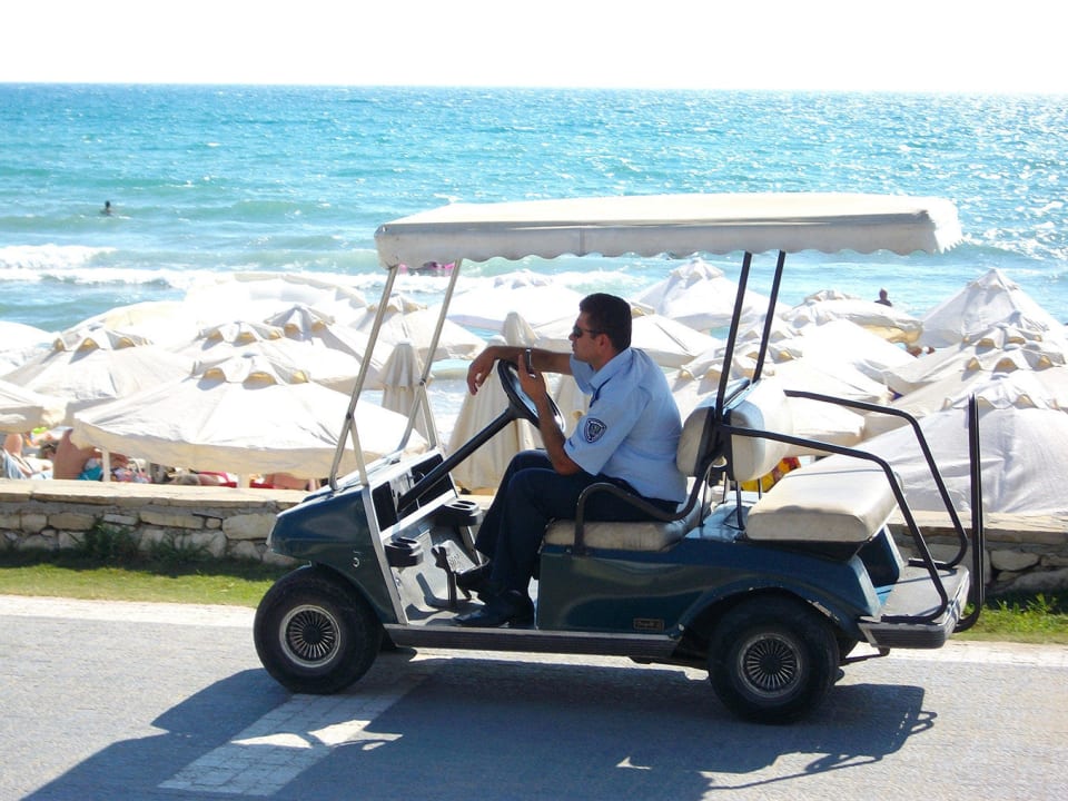 Achtung: Polizei mit Elektromobil auf der Strandpr Özlem Garden Hotel