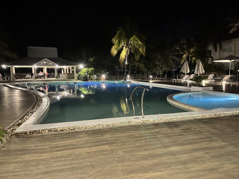 Pool Le Peninsula Bay Beach Resort & Spa