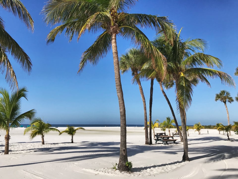 Außenansicht Hotel Outrigger Beach Resort