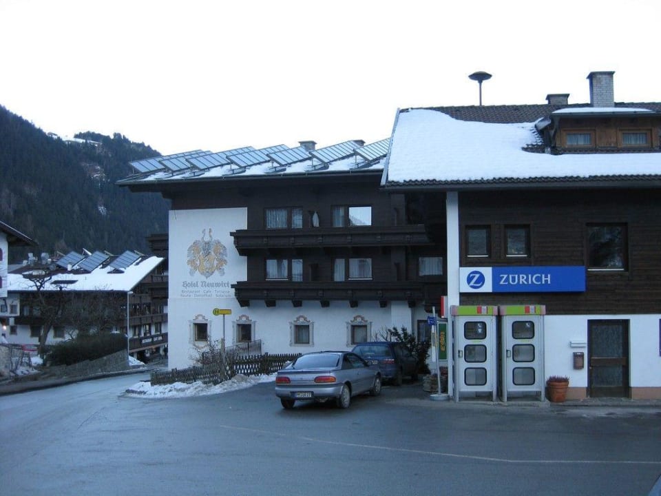 Widok z parkingu na hotel Hotel Neuwirt