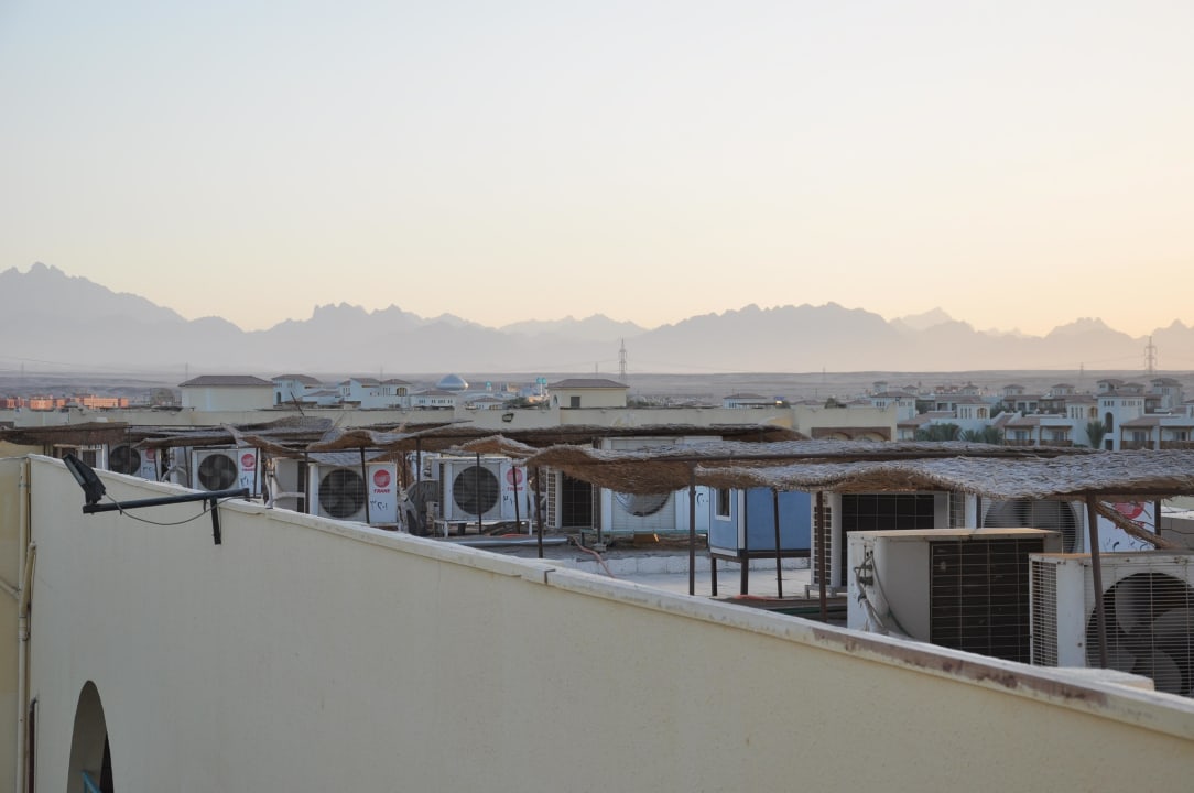 Die Klimaanlagen auf dem Dach des Hotels Desert Rose