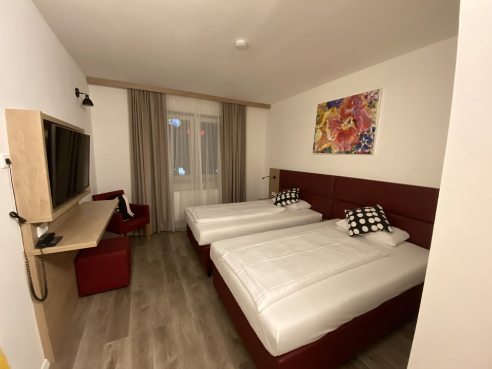 Zimmer Galeria Airport Hotel