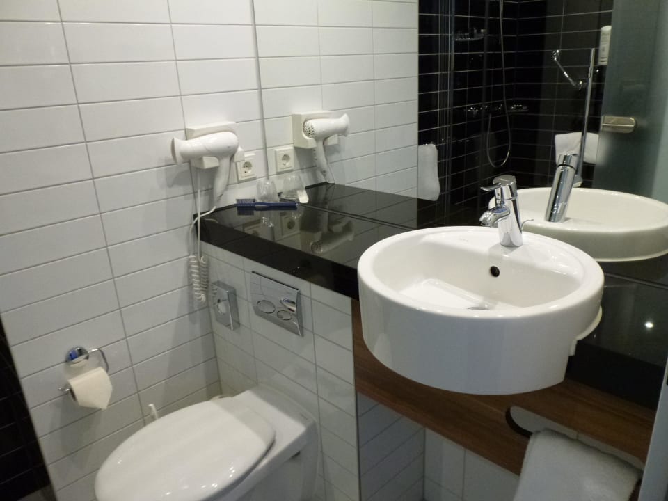 Toilette und Waschbecken Premier Inn Dresden City Zentrum