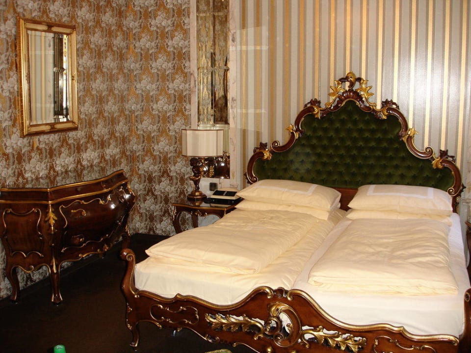 Bett im Hotelzimmer Hotel Palais Porcia