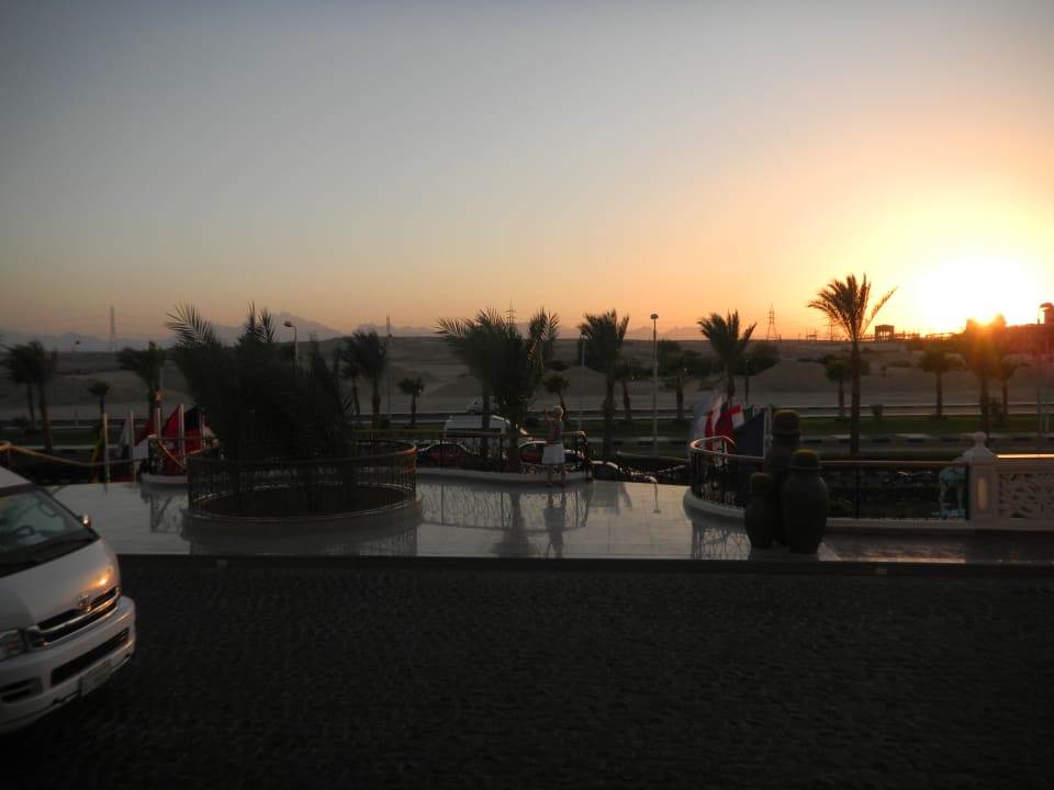 Sonnenuntergang beim Hoteleingang Pickalbatros Palace Resort