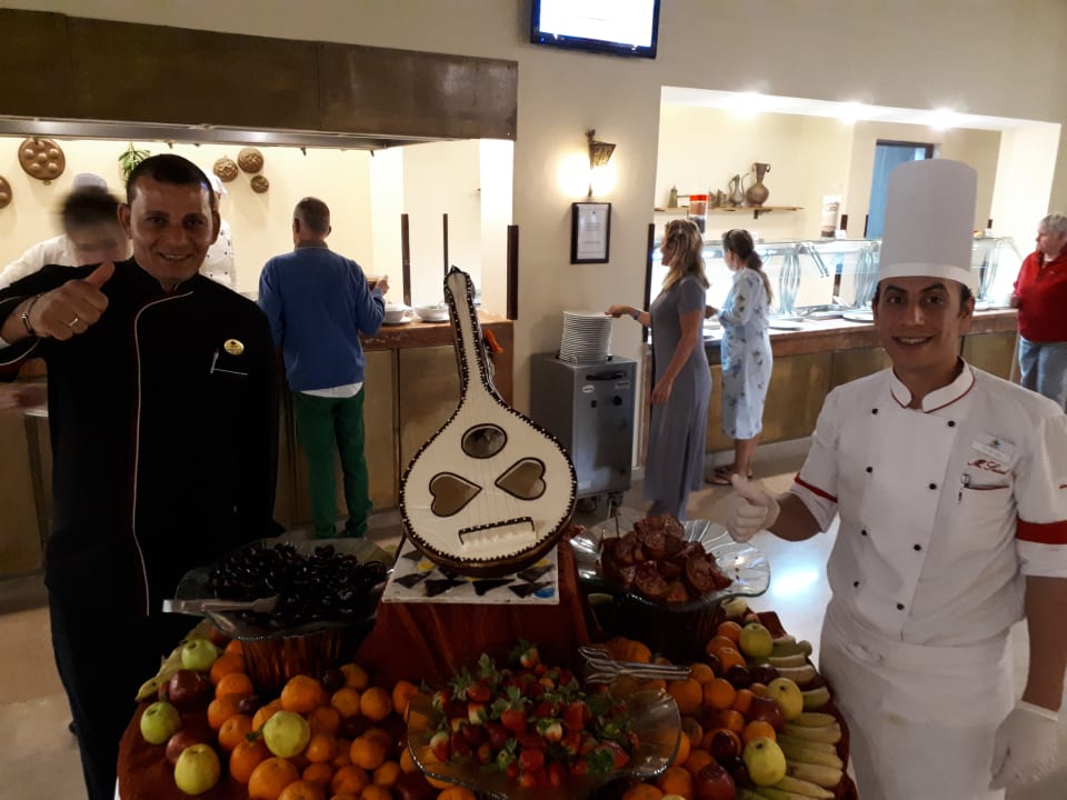 Der Meister und sein Werk eine Gitarre aus Schokolade. Gemma Resort